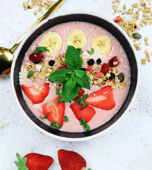 Erfrischend für den Sommer: Erdbeer-Smoothie-Bowl
