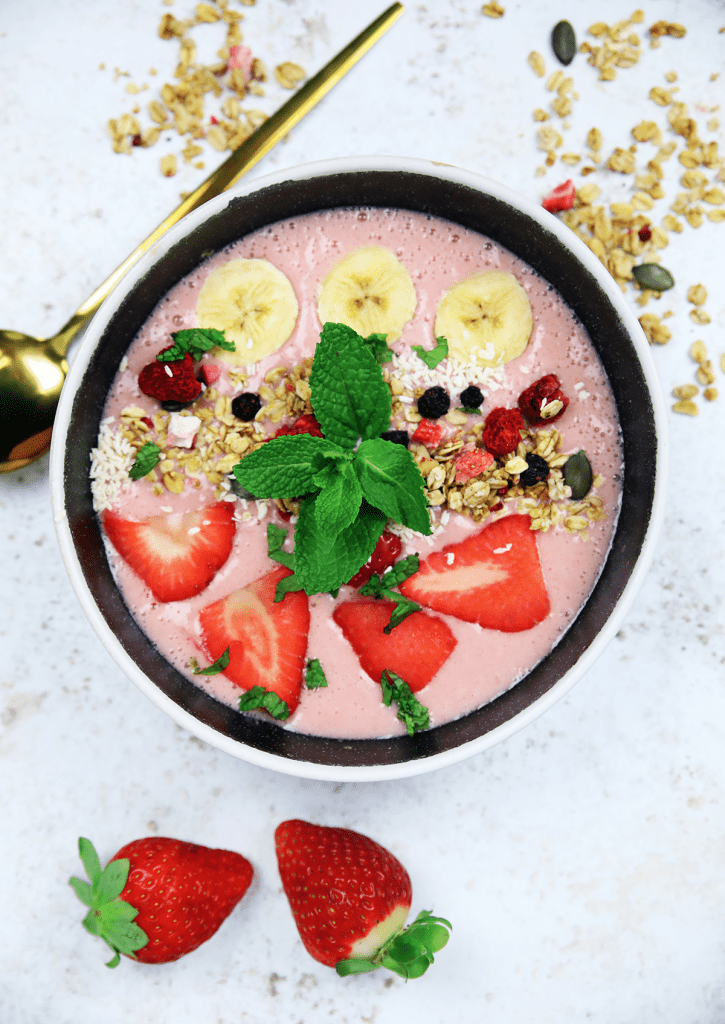 Erfrischend für den Sommer: Erdbeer-Smoothie-Bowl