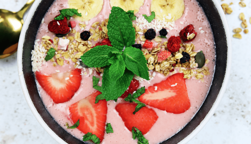 Erfrischend für den Sommer: Erdbeer-Smoothie-Bowl